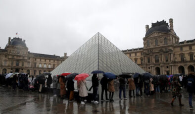 Louvre Müzesi bu kez de kapanma tehlikesiyle karşı karşıya