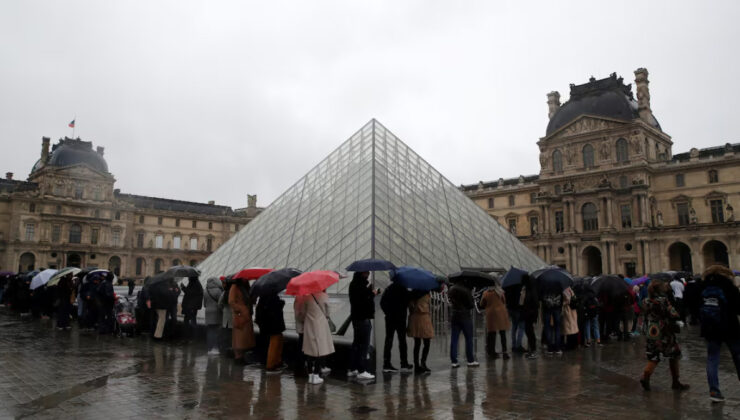 Louvre Müzesi bu kez de kapanma tehlikesiyle karşı karşıya