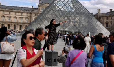 Louvre Müzesi’ne bu sefer de su sızıntısı darbesi: Nadir kitaplar zarar gördü