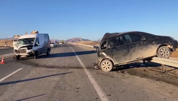 Malatya’da feci kaza… Minibüs ile otomobil çarpıştı: Yaralılar var!