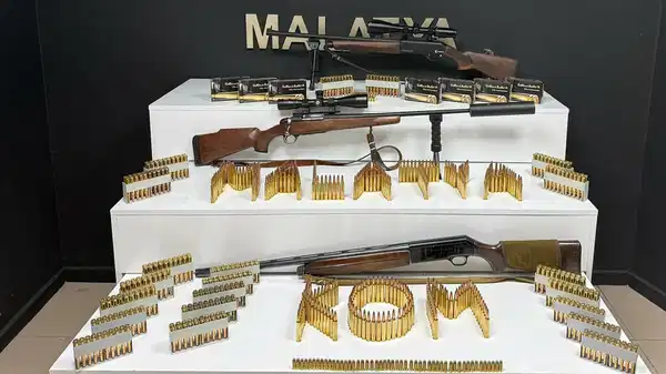 Malatya’nın 2 ilçesinde eş zamanlı operasyon: Silah ve sentetik ecza ele geçirildi