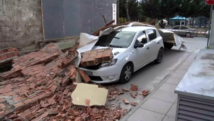 Maltepe’de inşaatın istinat duvarı arabanın üzerine yıkıldı
