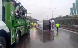 Maltepe’de servis minibüsü devrildi: Yaralılar var!