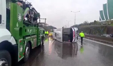 Maltepe’de servis minibüsü devrildi: Yaralılar var!