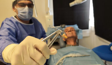 Manisa’da 83 yaşındaki adamın 20’lik dişi çıktı