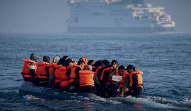 Manş Denizi’nde göçmen rekoru: Bir günde 800’den fazla geçiş