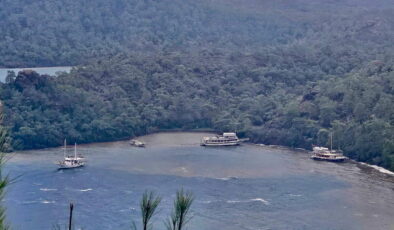 Marmaris’te fırtınada 3 gezi teknesi karaya oturdu