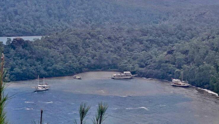 Marmaris’te fırtınada 3 gezi teknesi karaya oturdu
