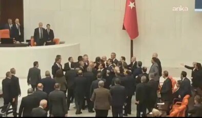 Meclis’te gergin anlar: CHP’liler ile AKP’li vekiller birbirinin üzerine yürüdü!
