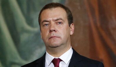 Medvedev: Dondurulmuş varlıklarımızın Ukrayna’ya verilmesini savaş sebebi sayarız