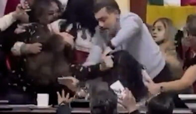 Meksika’da kent meclisi üyeleri birbirlerinin saçlarını çekerek kavga etti