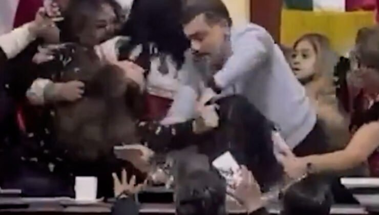 Meksika’da kent meclisi üyeleri birbirlerinin saçlarını çekerek kavga etti