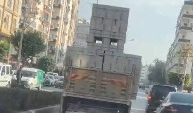 Mersin’de tehlikeli yükleme yapan kamyon sürücüsüne ceza yağdı