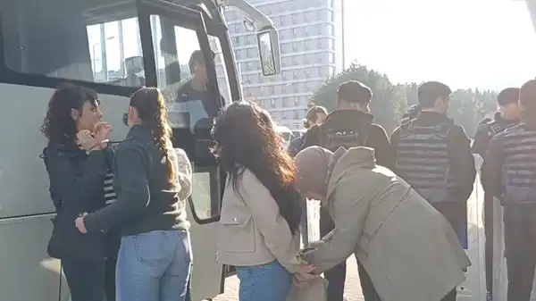 MESEM’deki çocuk işçi cinayetlerini protesto eden öğretmenlere ters kelepçe