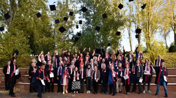 Mezunlar ve akademisyenler 35 yılın ardından OMÜ’de buluşup kep attı