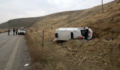 Muş’ta ambulans devrildi: 3 sağlık personeli yaralandı