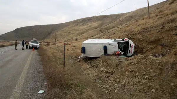 Muş’ta ambulans devrildi: 3 sağlık personeli yaralandı
