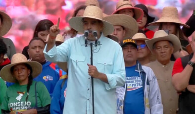 Nicolas Maduro şarkı söyleyip Amerika’yı tehdit etti