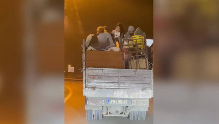 O anlar kameraya yansıdı: Üsküdar’da kamyonet kasasında tehlikeli yolculuk!