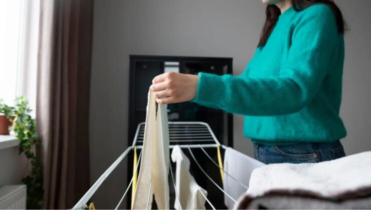 Odanın nemini yüzde 30 artırıyor: Kışın ev içinde kurutulan çamaşırlar ciğerleri tehdit ediyor… Uzmanlardan ‘nem’ uyarısı!