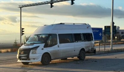 Öğrenci servis minibüsü ile otomobil çarpıştı: Çok sayıda yaralı var!