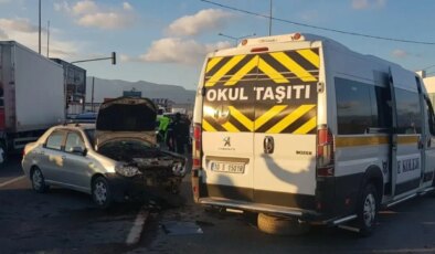 Öğrenci servisi ile otomobil çarpıştı: 4’ü öğrenci 7 yaralı