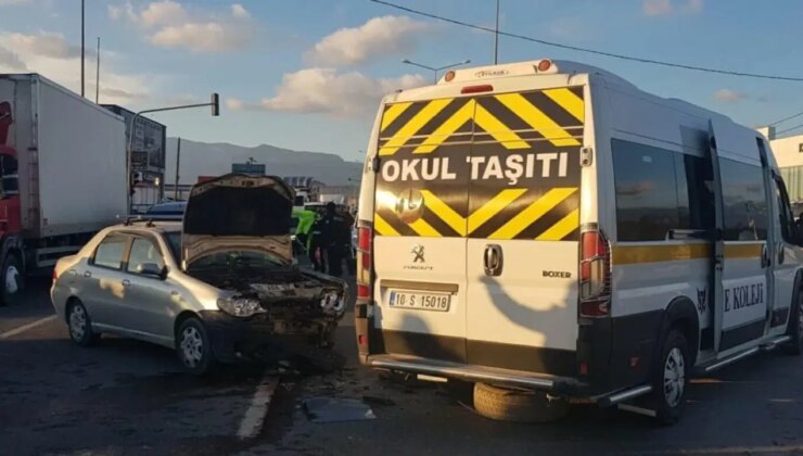 Öğrenci servisi ile otomobil çarpıştı: 4’ü öğrenci 7 yaralı
