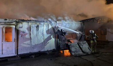 Öğrenciler eğitim görüyordu: Hatay’da 6 konteyner yandı