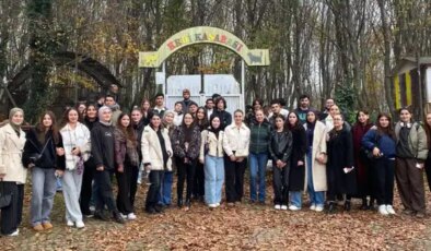 Öğrencilerden barınağa mama ve sevgi desteği