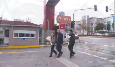 Öğretmenlerden, kendilerine Öğretmenler Günü’nde çiçek hediye eden İETT şoförüne sürpriz ziyaret