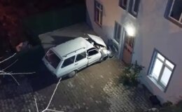 Otomobil evin duvarına çarptı: 1 ölü, 1 yaralı