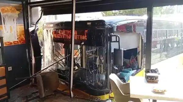 Otomobil ile çarpışan İETT otobüsü börekçi dükkanına girdi: Yaralılar var!