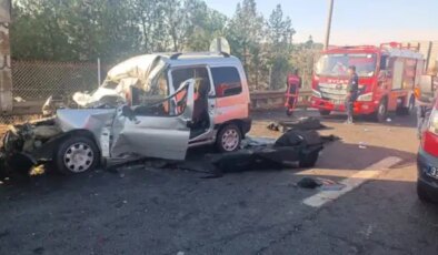 Otomobil ile kamyonet çarpıştı: 3 kişi hayatını kaybetti