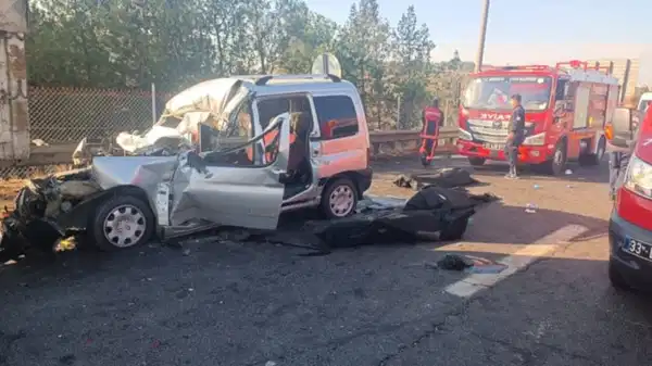 Otomobil ile kamyonet çarpıştı: 3 kişi hayatını kaybetti