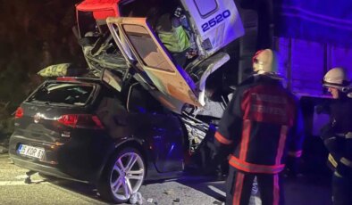 Otomobil ile TIR çarpıştı: 3 ölü, 1 yaralı