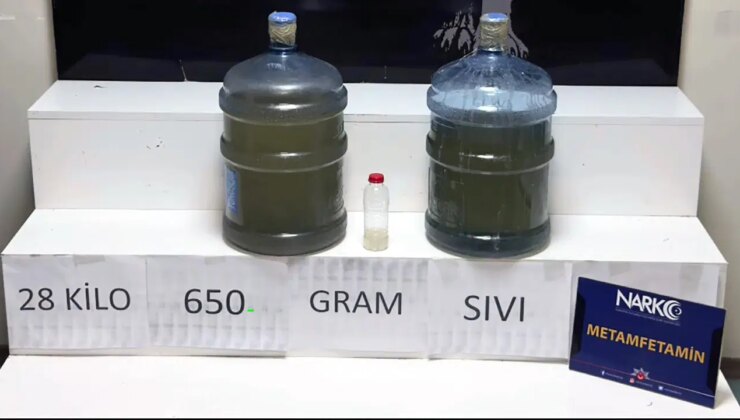 Otomobildeki damacanalardan 28 kilo sıvı metamfetamin çıktı