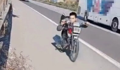 Otoyolda motosikletini, üzerine yüzüstü yatarak kullanan sürücüye 63 bin TL ceza