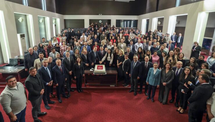 Özgür Özel, CHP çalışanlarının yeni yılını kutladı