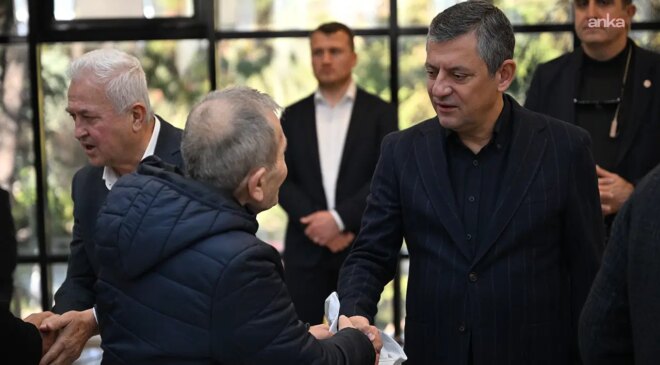 Özgür Özel, Manisa’da Gülşah Durbay’ın ailesiyle taziyeleri kabul ediyor