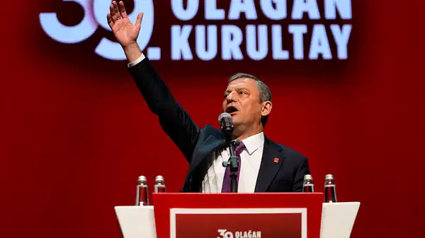 Özgür Özel’den Kurultay’da tarihi konuşma… Söz verdi, salonu ayağa kaldırdı: ‘CHP’de arınma’ söylemlerine yanıt verdi