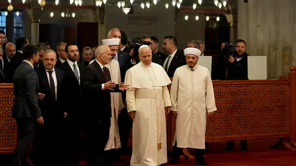 Papa 14. Leo, İstanbul’da Sultanahmet Camisi’ni ziyaret etti: ‘Ayakkabı’ ayrıntısı dikkat çekti