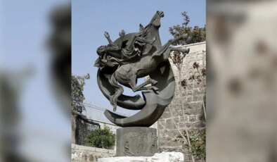 Papa’nın hediye ettiği heykel çalındı