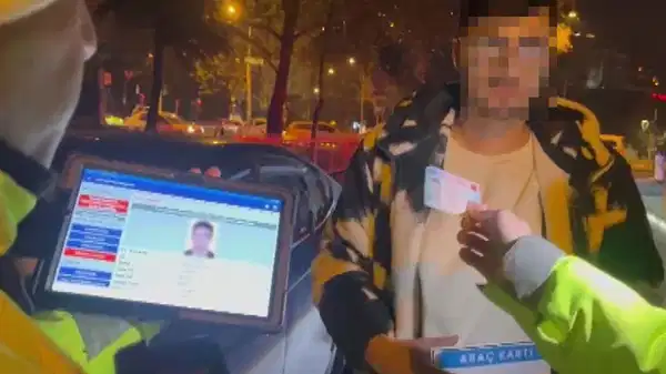 Polise arkadaşının ehliyetini verdi: ‘Benim eski fotoğrafım’