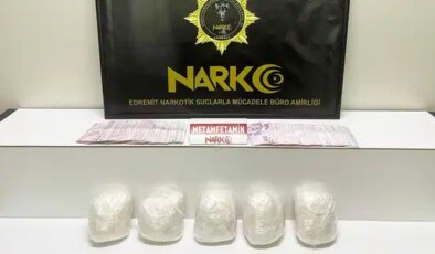 Polisten kaçamadılar… Durdurulan otomobilden 5 kilo metamfetamin çıktı: 4 gözaltı