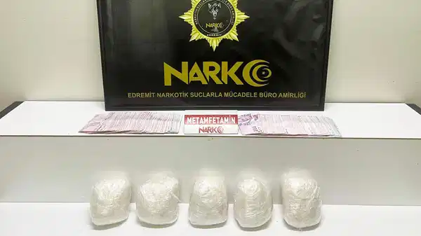 Polisten kaçamadılar… Durdurulan otomobilden 5 kilo metamfetamin çıktı: 4 gözaltı