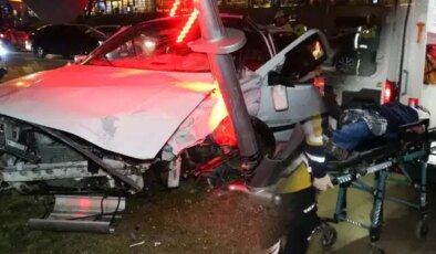 Polisten kaçan ehliyetsiz sürücü kazaya neden oldu: 3 yaralı! Daha önce 5 kez alkollü araç kullanmaktan işlem görmüş