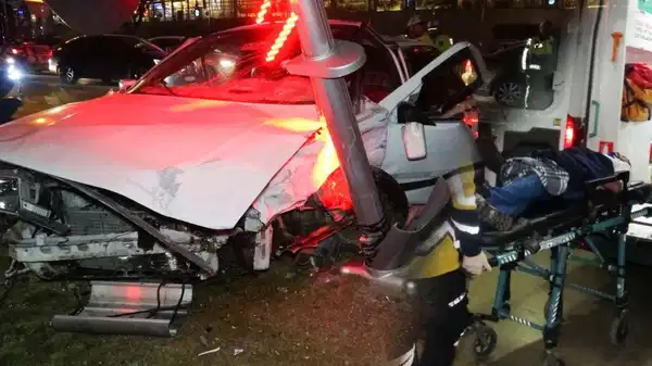 Polisten kaçan ehliyetsiz sürücü kazaya neden oldu: 3 yaralı! Daha önce 5 kez alkollü araç kullanmaktan işlem görmüş