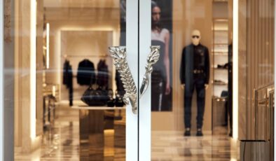 Prada uzun uğraşlardan sonra Versace’yi satın alıyor