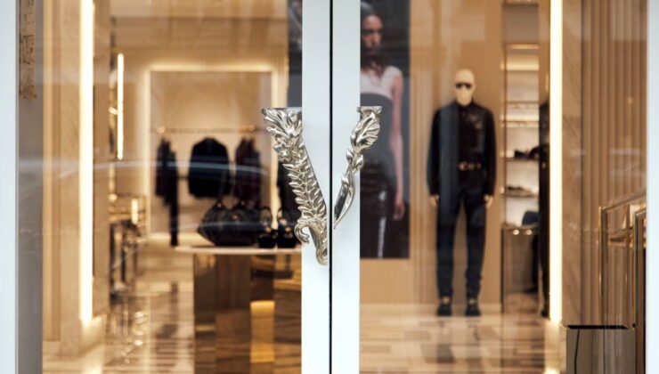 Prada uzun uğraşlardan sonra Versace’yi satın alıyor