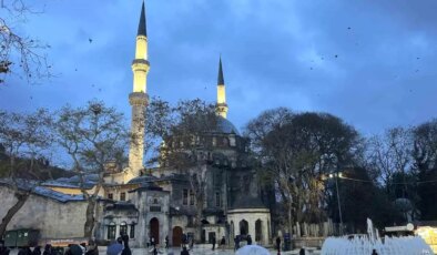 Regaip Kandili’nde vatandaşlar Eyüpsultan Camii’ne akın etti